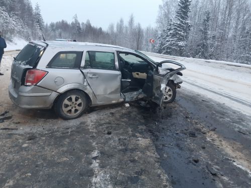 На 302 км автодороги Сыктывкар - Ухта произошло столкновение двух автомашин