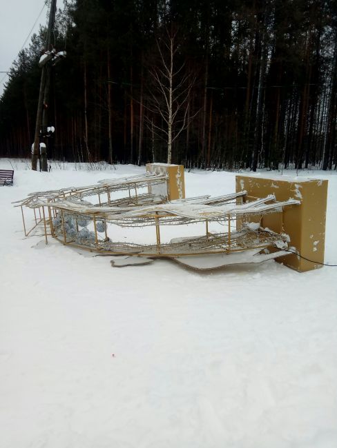 Новогодняя конструкция у головы Ильича упала Ухта